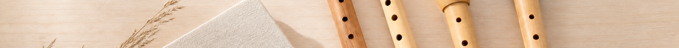 KI-generiertes Titelbild: Choroi- und Mollenhauer-Flöten auf hellem Holztisch; keine reale Produktszene.