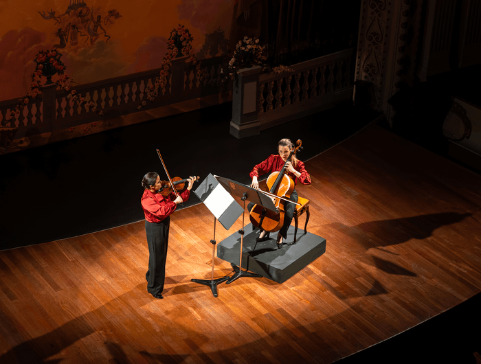 <h2>Image with banners</h2>